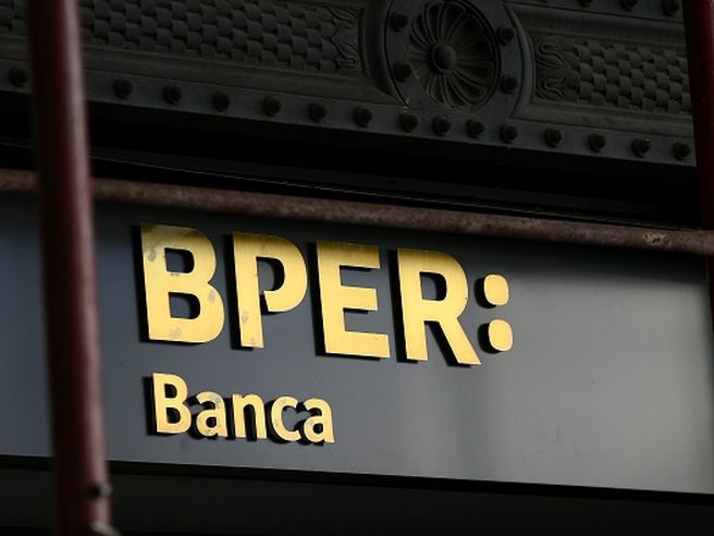 Piazza Affari debole con le banche, quasi -5% per Bper. Bene Campari
