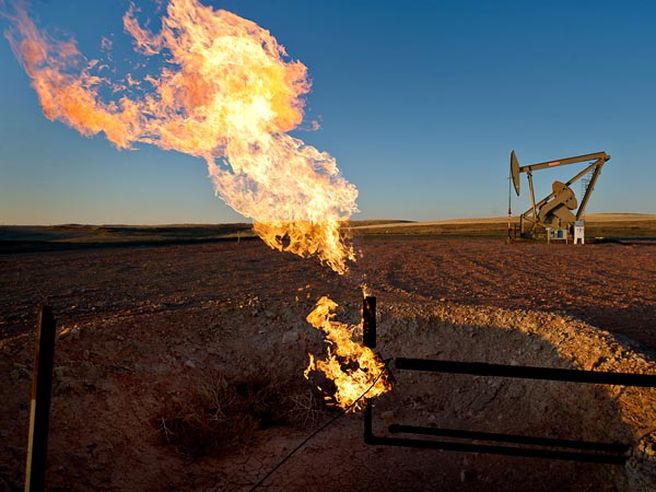 Petrolio giù con impennata casi Covid, ma saldo settimanale di WTI e Brent è ampiamente positivo