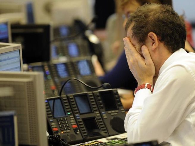 Chiusura negativa per Piazza Affari. Corrono Enel e Intesa Sanpaolo, giù Mediaset