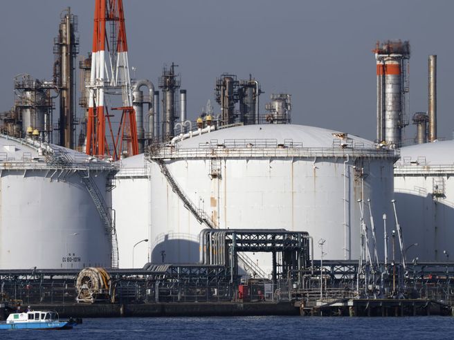 Giappone: Pmi manifatturiero torna in fase di espansione a maggio. Migliora Pmi servizi
