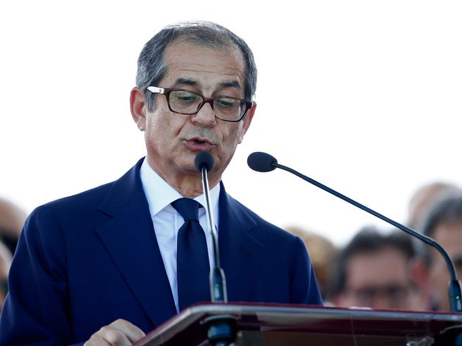 Tria medita aumento Iva per alcuni prodotti (Corriere). Conte su deficit 2%: ‘non impicchiamoci su decimale’