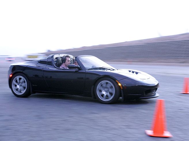 Tesla, crisi globale chip: Elon Musk annuncia rinvio Tesla Roadster al 2023