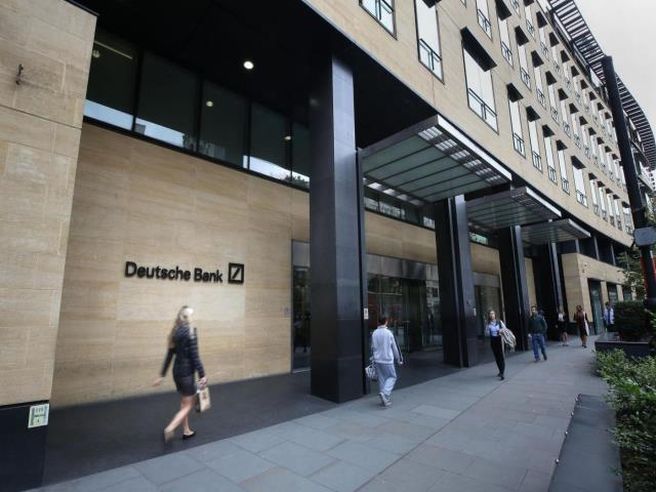 Deutsche Bank: utili quasi triplicati in IV trimestre, stracciate le stime grazie a ottima performance investment banking