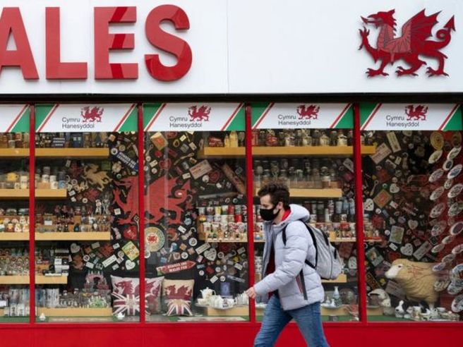 Galles decide lockdown duro: tutti a casa per 17 giorni e stop a tutte le attività non essenziali