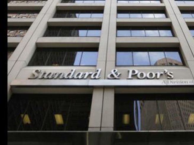 Russia: S&P taglia il rating a “BBB-“, outlook negativo