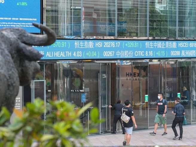 Borsa Hong Kong in ripresa dopo scivolone in mercato orso. Borsa Tokyo in solido rialzo