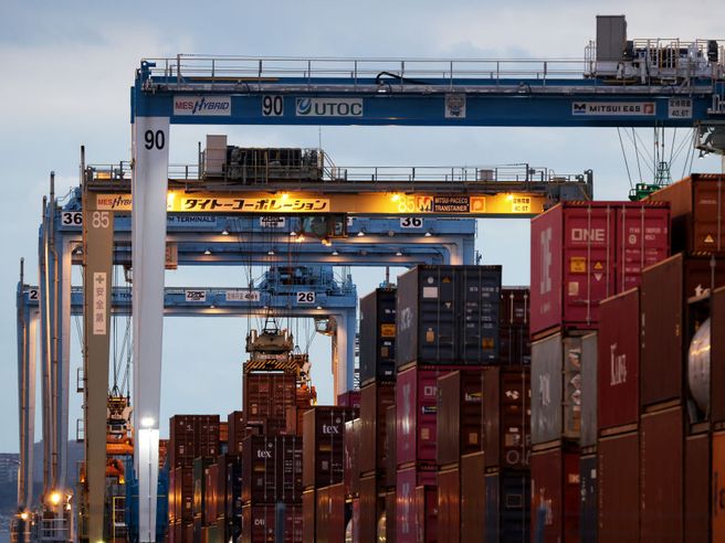 Bilancia commerciale Giappone: crescita esportazioni al minimo in sette mesi, tonfo export auto di oltre -40%