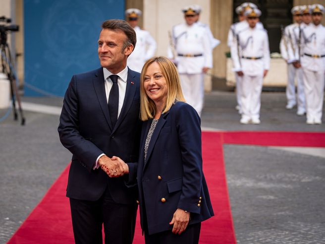 Spread Btp-Bund: gap ‘reale’ con Berlino è già ben sotto 90. Meloni straccia Macron (sul biennale)
