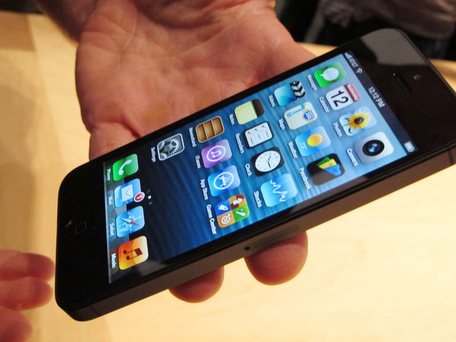 Gartner: vendite mondiali telefonini in calo del 3% nel III trim., +47% per gli smartphone