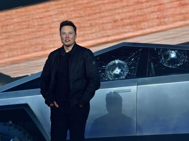 Tesla, Musk: il Cybertruck potrebbe essere un flop, ma non importa, design rimane lo stesso. Non avrà maniglie esterne
