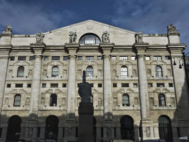 Piazza Affari apre piatta, sprint di Poste e Moncler