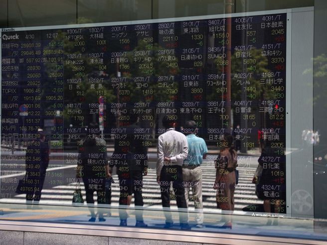 Scivolone Wall Street post Pil Usa riporta ansia tassi Fed e contagia mercati. Borsa Tokyo -1,03%