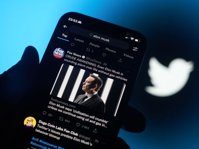 Musk entra in sede Twitter con un lavandino (guarda video), cosa significa? Domani titolo sospeso in attesa grande annuncio