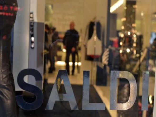 Saldi invernali: preoccupa l’incognita contagi, in Lombardia budget di 308 euro a famiglia