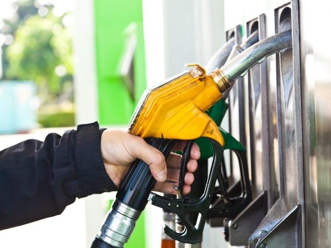 Mase: prezzi benzina al self-service sale a 1,8886 euro