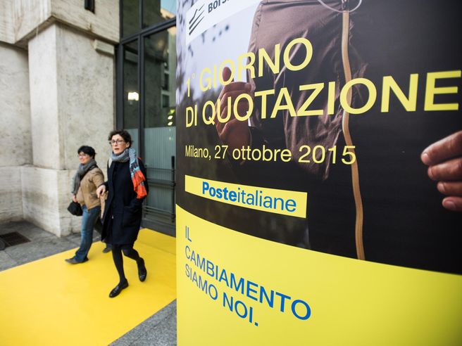 Poste Italiane debole a Piazza Affari, spunta ipotesi coinvolgimento per salvataggio Alitalia