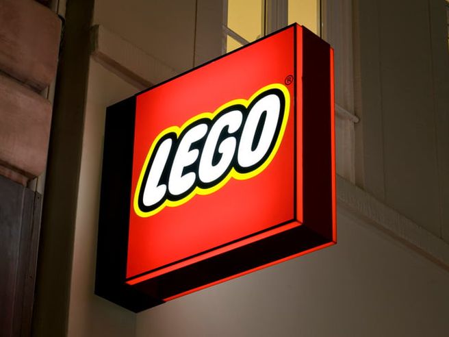 Lego batte il mercato dei giocattoli: ricavi record e piano di espansione negli Usa
