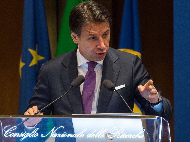 Dl rilancio, Conte: ’15-16 MLD a imprese, 3,25 MLD a Sanità, 25,6 MLD per lavoratori’