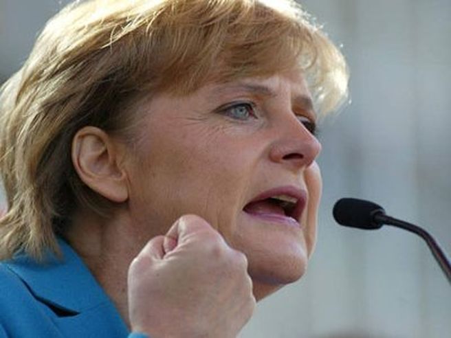 Hollande, Merkel faranno “tutto il possibile per proteggere l’euro”. Volano Milano e Madrid