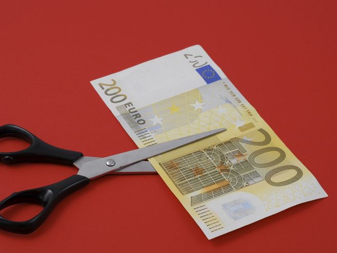 Federconsumatori/Adusbef: riduzione stipendi manager non solo per aziende pubbliche, anche per ex municipalizzate