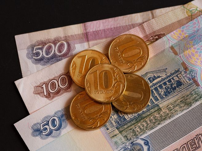 Russia: rublo si indebolisce oltre la soglia simbolica di 100 contro il dollaro