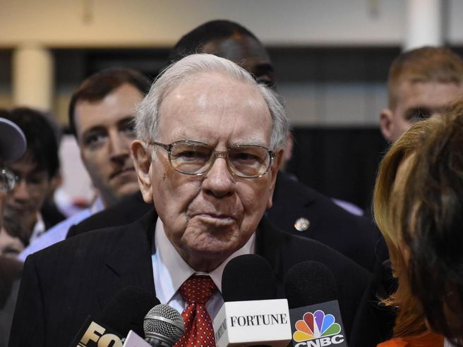 Warren Buffett compie 90 anni. La sua ricchezza vale 8 miliardi di barili di petrolio, 0,4% Pil Usa e il 3,8% di Apple