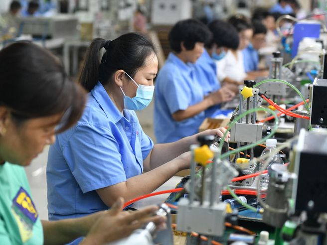 Cina: Pmi manifatturiero in calo a maggio, fase di contrazione peggiora