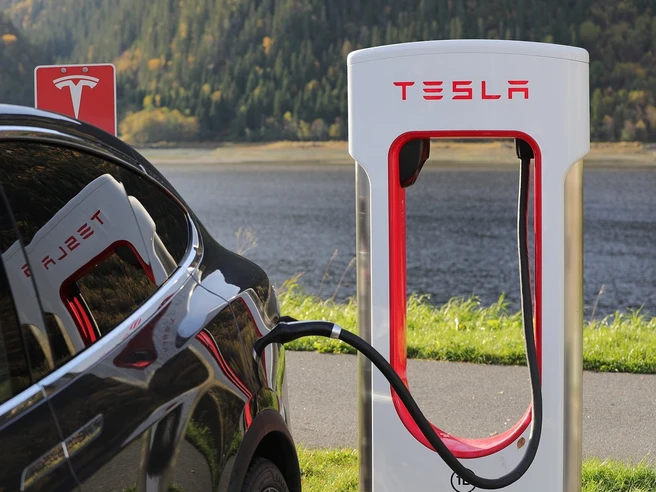 Caduta Bitcoin e altre criptovalute peserà sui numeri futuri di Tesla e Square (analisti)