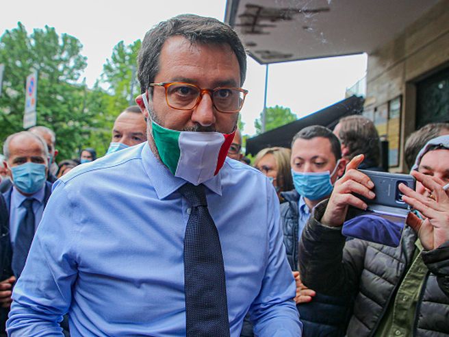 La Lega affonda nei sondaggi, Pd a un passo. Perdono quota anche Meloni e Forza Italia