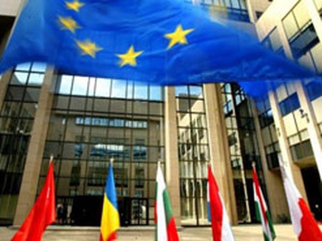Ucraina: Oggi il vertice straordinario Ue, congelati i beni di Yanukovich e altri 17