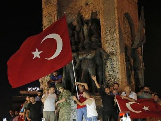 Trump medita sanzioni contro la Turchia, lira sotto pressione sul dollaro