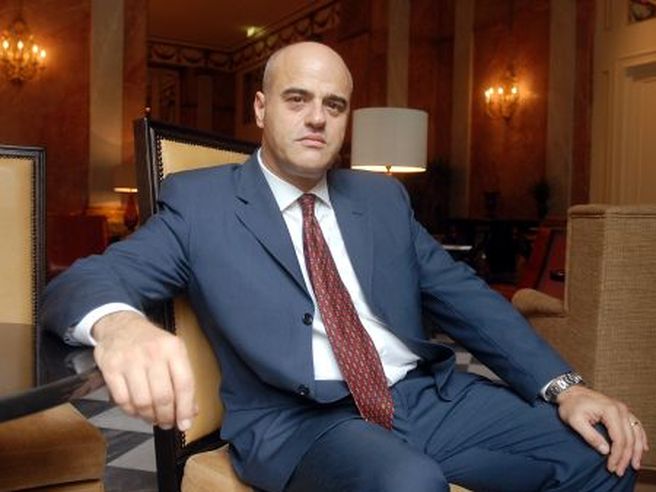 Eni passa in territorio negativo (-0,6%) dopo downgrade da SocGen