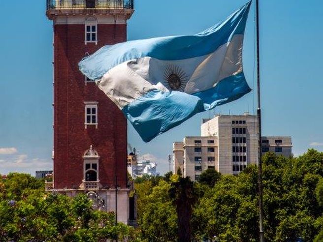 Argentina: peso crolla ancora, buca 25 per dollaro. Tensione per asta Lebacs, venduti azioni e bond