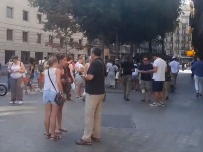 Barcellona, furgone travolge folla. Due morti e diversi feriti. Uomini armati entrano in ristorante