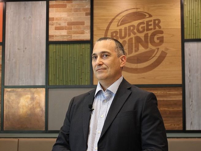 Burger King estende anche all’Italia l’appello a ordinare gli hamburger della rivale storica McDonald’s