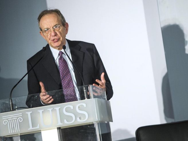 Padoan twitta da Singapore: riforme strutturali per eliminare ostacoli crescita