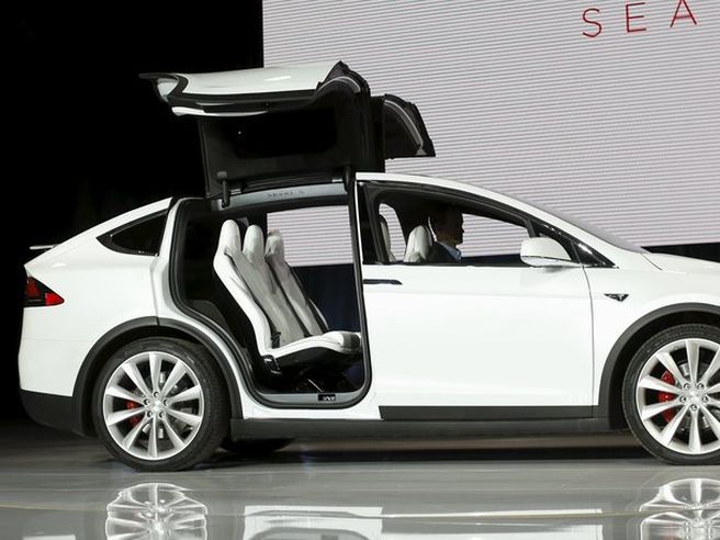Wall Street in rialzo, Dow Jones al nuovo record. Tesla riprende la corsa, Facebook giù dopo delusione fatturato