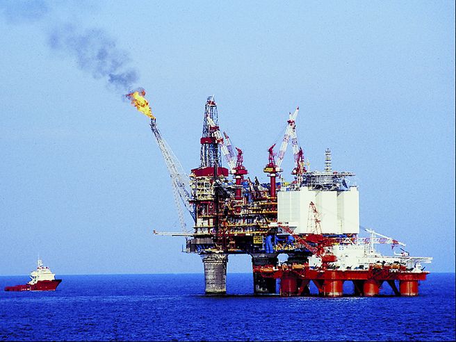Petrolio: greggio in calo a 110,2 dollari, Statoil evacua una piattaforma