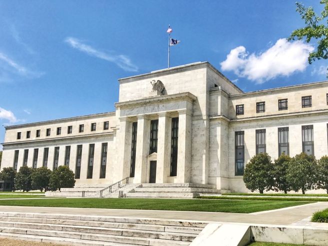 Wall Streeet incerta, cripto stocks soffrono effetto Cina, Nike KO. Fed: ‘QE non più efficace come prima, sì tapering’