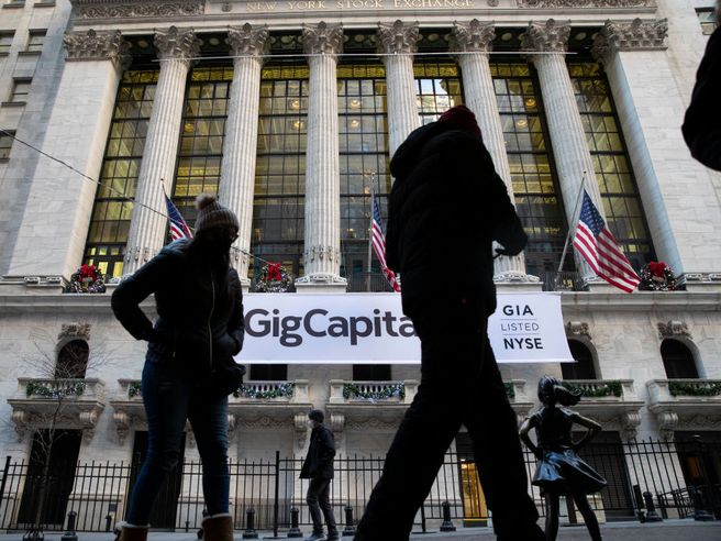 Wall Street positiva, focus su meeting NATO con nuove sanzioni anti-Russia. Petrolio giù