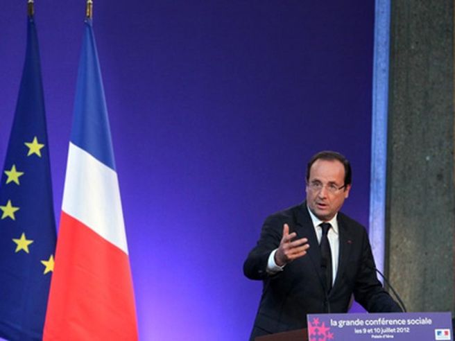 Parigi, Hollande: aumentare le spese per la sicurezza, hanno la precedenza sul patto di stabilità
