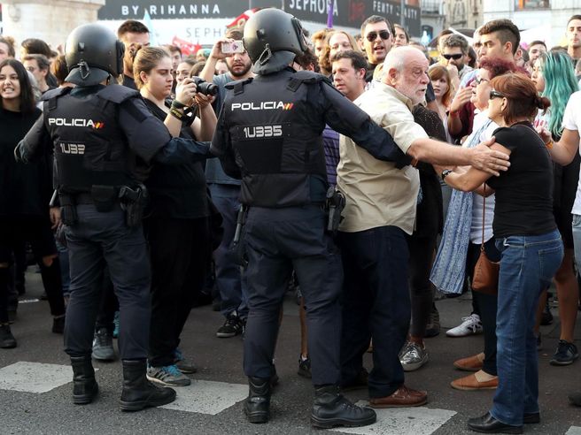 Referendum Catalogna nella violenza: trionfa il sì. Rajoy: è una sceneggiata