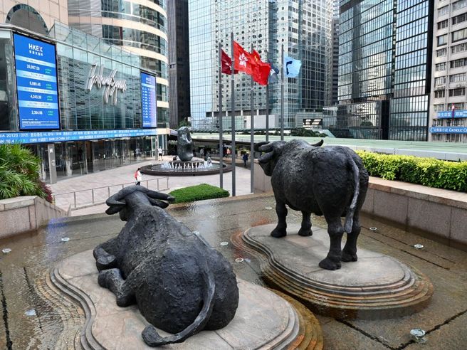 Borsa Tokyo +0,40%, Hong Kong plaude a ulteriori ritiri restrizioni anti-Covid. Futures Usa ingessati