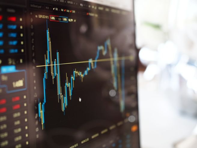 Borse europee positive, pound e commodity spingono Londra