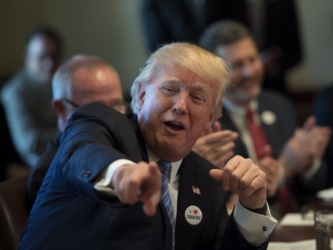 Guerra commerciale: Trump annuncia nuovi sussidi ‘cash’ ad agricoltori Usa