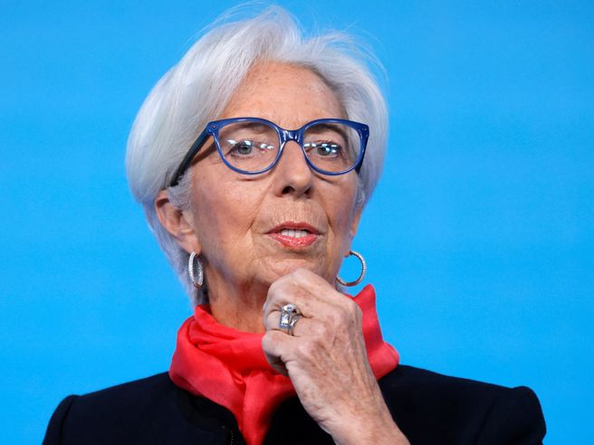 Bce, Lagarde: ‘crescita Pil debole in I trim, su inflazione strozzature offerta diminuiranno. Trend salari debole’