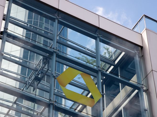Commerzbank: ancora in cerca di M&A, aggiornamento strategia in autunno