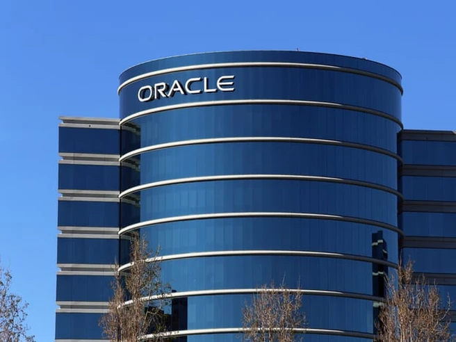 Oracle batte le attese ma scivola in Borsa: i maxi investimenti nell’AI preoccupano il mercato