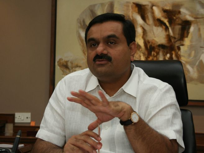 Adani: debito sale del 21% nell’ultimo anno
