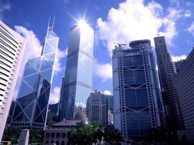 La Borsa di Hong Kong chiude sopra la parità